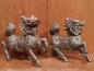 Preview: 1 Paar Qilin, versilberte Bronzen - Tibet - Nepal - China - Mitte 20. Jahrhundert