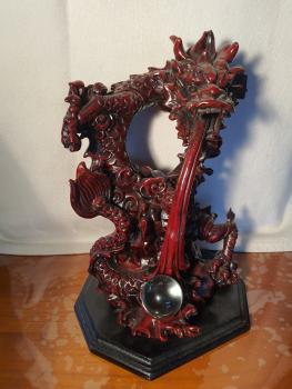 Drache, roter Kunststein - China -