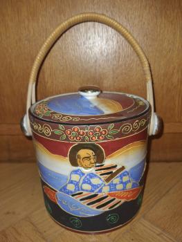 Gefäß mit Deckel und Henkel, Porzellan - Japan - Anfang 20. Jahrhundert