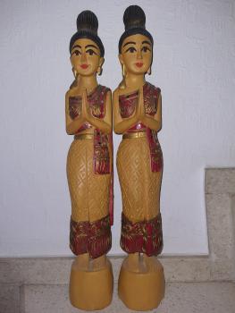 2 typische Vertreterinnen ihres Landes, Holz-Figuren - Thailand -