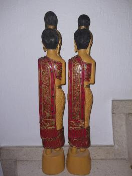 2 typische Vertreterinnen ihres Landes, Holz-Figuren - Thailand -