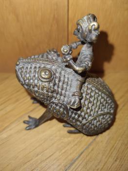 Kleine Bronze, Frosch mit Reiter - Thailand - Mitte 19. Jahrhundert