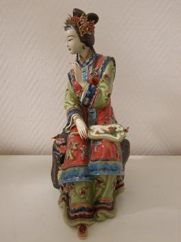 Porzellan-Figur  -  China -  21. Jahrhundert