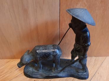 Bronze-Figur, Feldarbeit mit Wasserbüffel - Vietnam - Anfang 20. Jahrhundert