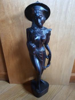 Holz-Figur, Frau mit Bananen - Bali - 20. Jahrhundert