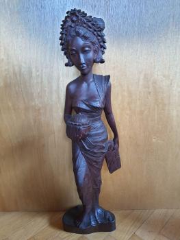 Holz-Figur, Frau mit Korb  - Bali - 2. Hälfte 20. Jahrhundert