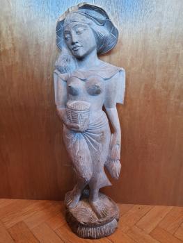 Holz-Figur, Mädchen mit Fruchtkorb  - Indonesien - 20. Jahrhundert