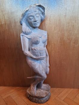 Holz-Figur, Mädchen mit Fruchtkorb  - Indonesien - 20. Jahrhundert