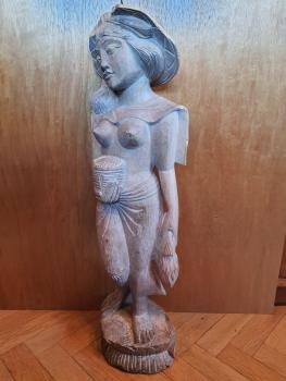 Holz-Figur, Mädchen mit Fruchtkorb  - Indonesien - 20. Jahrhundert