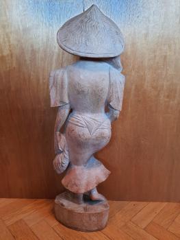 Holz-Figur, Mädchen mit Fruchtkorb  - Indonesien - 20. Jahrhundert