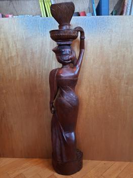 Holz-Figur, Junge Frau mit Schale  - Bali - 20. Jahrhundert