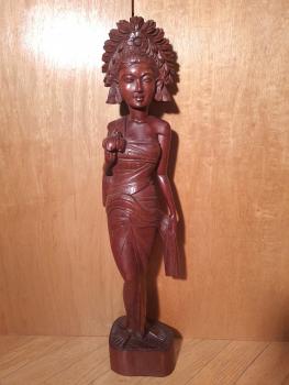 Holz-Figur, Dame II flaniert - Bali - 2. Hälfte 20. Jahrhundert