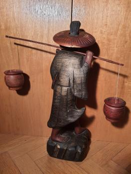 Holz-Figur, Fischer mit Wasserkrügen  - Japan -  Mitte 20. Jahrhundert