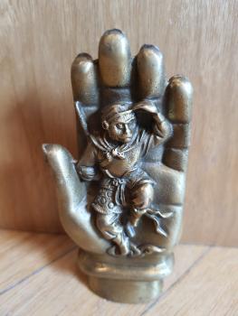 Buddhas Hand mit "Sun Wu Kong" - König der Affen Bronze aus China