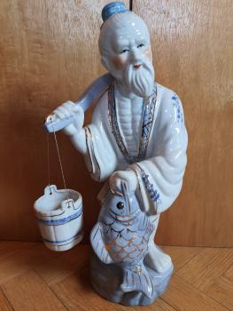 Keramik-Darstellung eines historischen Fischhändlers  - China - Mitte 20. Jahrhundert