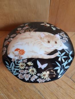 Deckeldose aus Porzellan mit Katzenmotiv, 8-eckig - asiatisch -