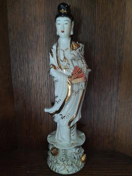 Porzellan-Figur als Blumensteck-Vase konzipiert  - Japan -  Um 1900