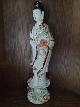 Porzellan-Figur als Blumensteck-Vase konzipiert  - Japan -  Um 1900