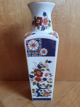 Eine kleine Vase mit asiatischen Blumen und Dekor