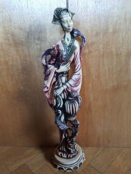 Frauenfigur, Geischa, coloriert  - China - 20. Jahrhundert