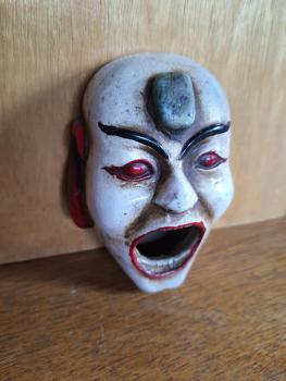 Noh-Maske, Keramik-Gefäß in traditioneller Maskenform - Japan -
