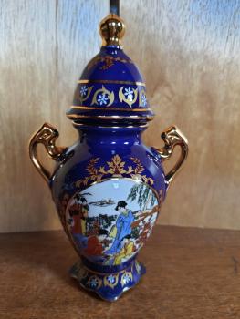 Vase mit Deckel, Porzellan - China -
