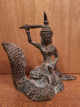 Krieger mit Kobra, Bronze-Figur -Thailand - Mitte 20. Jahrhundert
