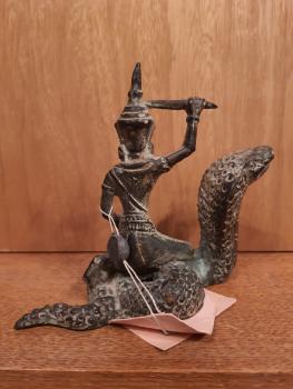 Krieger mit Kobra, Bronze-Figur -Thailand - Mitte 20. Jahrhundert