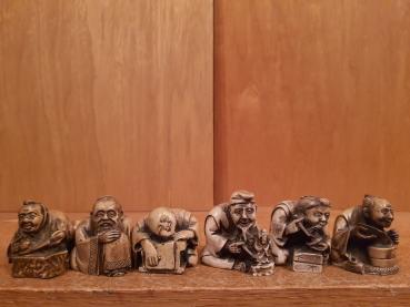 6 Figuren Netsuke, Walrosszahn und Büffelhorn  - Japan -