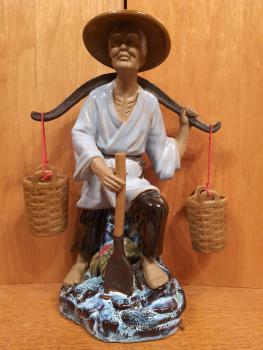 Porzellan-Figur, Landarbeiter mit Körben  - China - 20. Jahrhundert