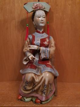 Porzellan-Figur, auf Stuhl sitzende Dame  - China - 20. Jahrhundert