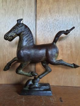 Bronze-Figur, Das asiatische Kampfpferd  - China - 2. Hälfte 20. Jahrhundert