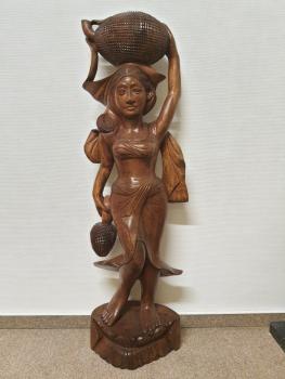 Holz-Figur, (105,5cm) Markthändlerin  - Bali - Mitte 20. Jahrhundert