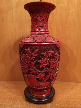 Rotlack-Vase, geschnitzt mit Messingkorpus  - China - 20. Jahrhundert