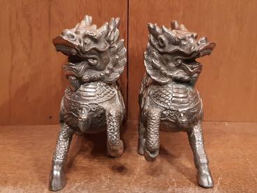 1 Paar Qilin, versilberte Bronzen - Tibet - Nepal - China - Mitte 20. Jahrhundert