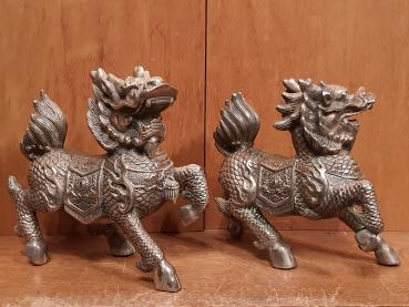 1 Paar Qilin, versilberte Bronzen - Tibet - Nepal - China - Mitte 20. Jahrhundert