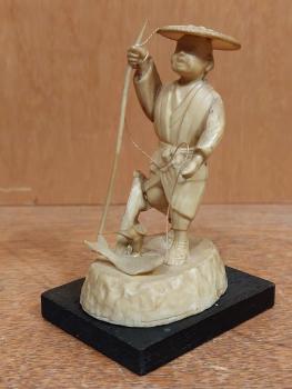 Bakelit-Figur, Fischfänger  - Japan - Mitte 20. Jahrhundert