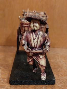 Bakelit-Figur, Wasserverkäufer  - Japan - Mitte 20. Jahrhundert
