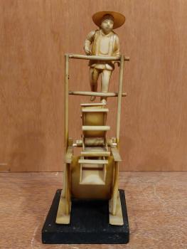 Bakelit-Figur, Bauer betreibt Wassermühle  - Japan - Mitte 20. Jahrhundert