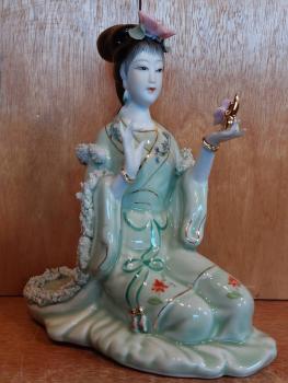 Porzellan-Figur, Geisha mit Blüte  - China - 20. Jahrhundert