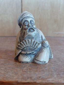 Netsuke-Figur, Mann mit Fächer  - Japan -