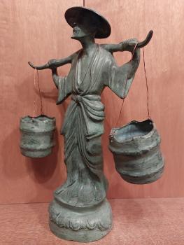 Bronze-Figur, Wasserträger  - China -  Mitte 20. Jahrhundert