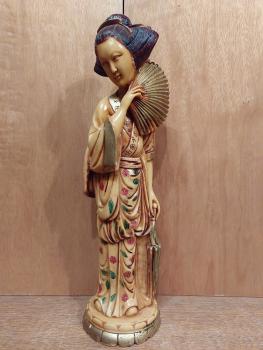 Geisha m. Fächer u. Schirm, Kunststein  - Japan - Ende 20. Jahrhundert