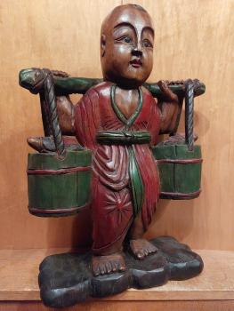 Holz-Figur, Junge mit zwei Eimern  - Asien - 20. Jahrhundert