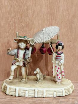 Bakelit-Figur, Handwerker, Hund u. Geisha  - Japan - Mitte 20. Jahrhundert