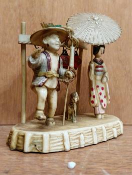 Bakelit-Figur, Handwerker, Hund u. Geisha  - Japan - Mitte 20. Jahrhundert