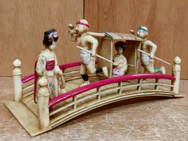 Bakelit-Figur, Die Brücke  - Japan - Mitte 20. Jahrhundert