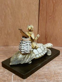 Bakelit-Figur, Mann auf Schildkröte  - Japan - Mitte 20. Jahrhundert