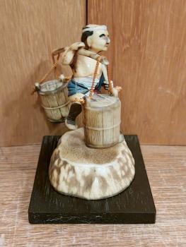 Bakelit-Figur, Träger kl. Tonnen  - Japan - Mitte 20. Jahrhundert