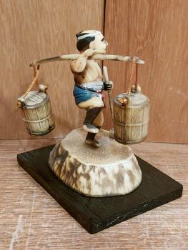 Bakelit-Figur, Träger kl. Tonnen  - Japan - Mitte 20. Jahrhundert